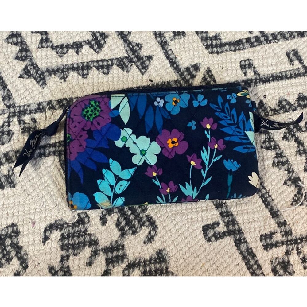 Vera Bradley Quilted Floral midnight blues
Zip Around Wristlet Wallet Pouch - Picture 2 of 4